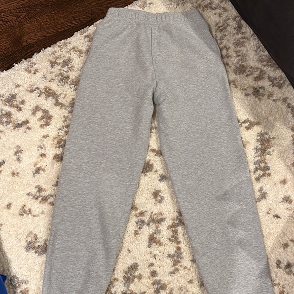 Aritzia TNA cozy fleece boyfriend joggers in grey - Picture 11 of 12